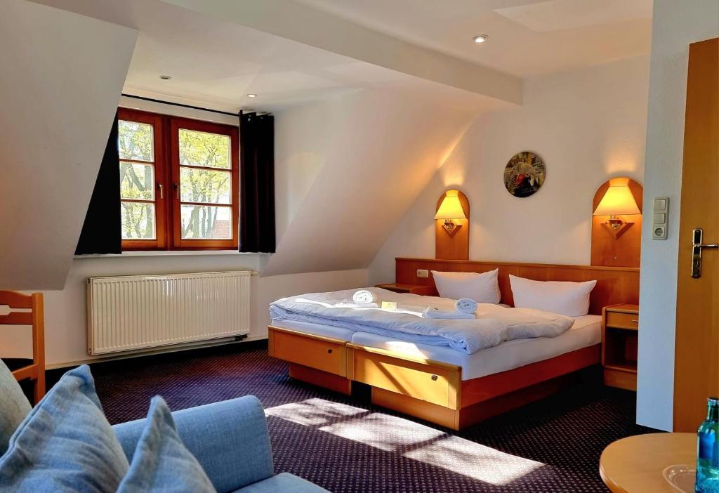 波茨坦弗里茨波茨坦酒店的酒店客房,配有床和沙发