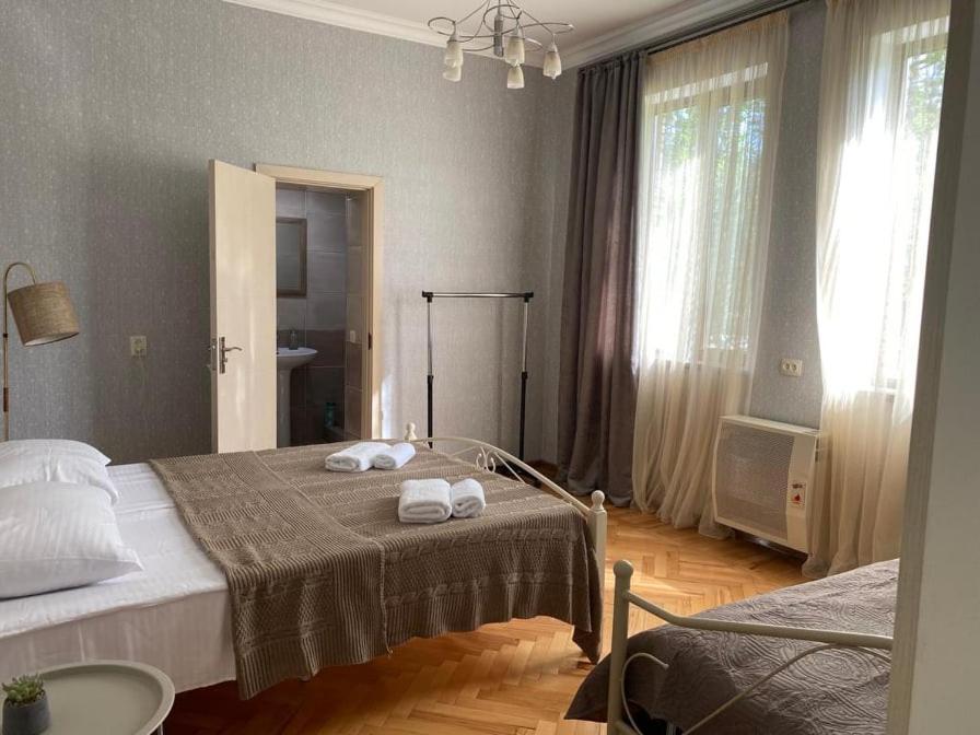 西格纳吉Guest House Sarajishvilze的一间卧室配有两张带毛巾的床