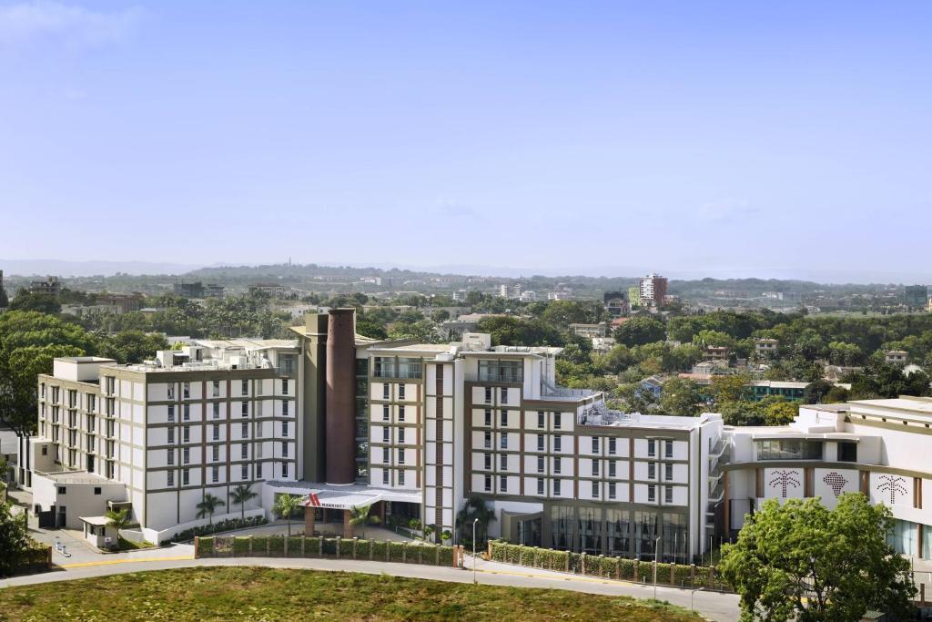 阿克拉Accra Marriott Hotel的享有白色大建筑的空中景致