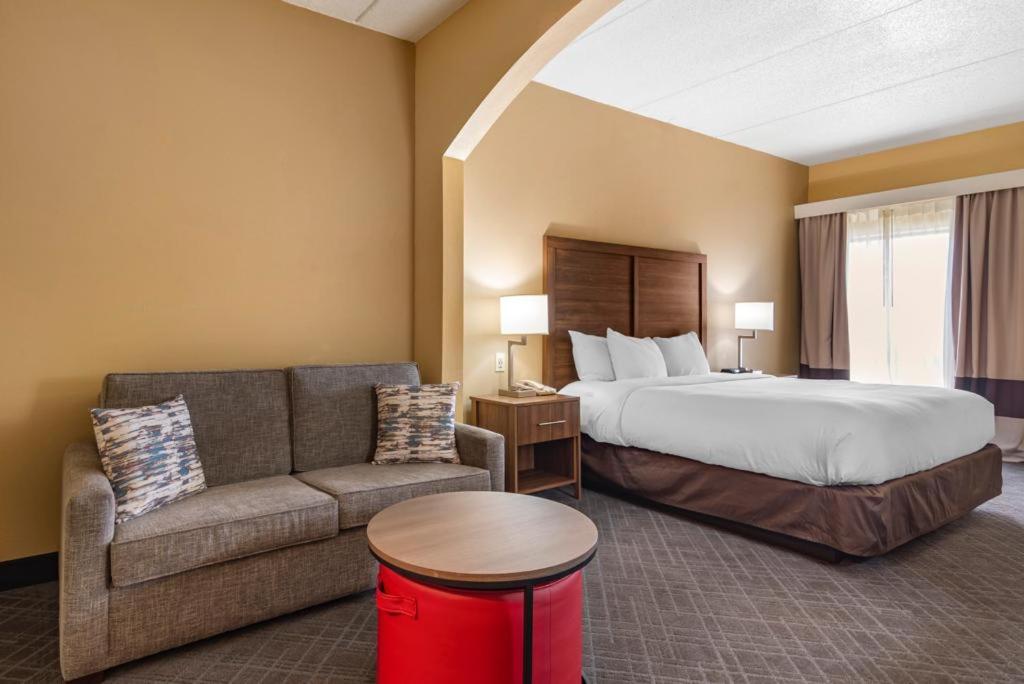 石头山石山康福特茵套房酒店的酒店客房,配有床和沙发