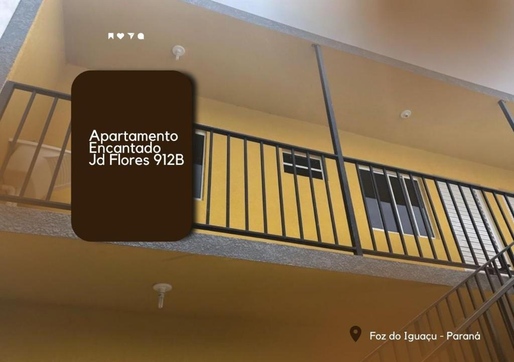 伊瓜苏APARTAMENTO ENCANTADO JD FLORES 912 - 1º andar的坐在建筑物栏杆上的手机