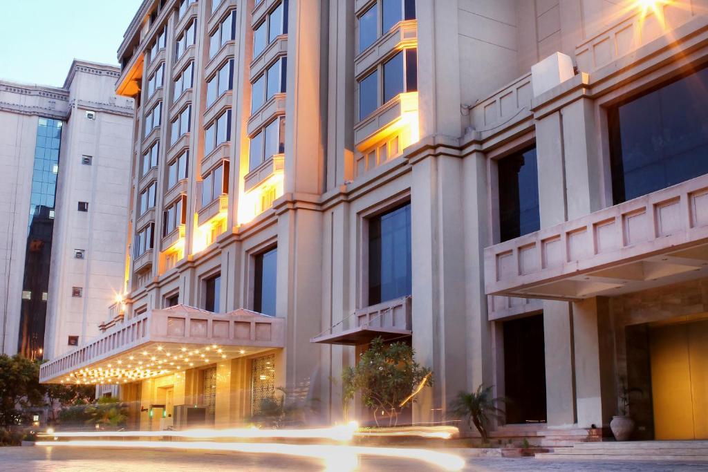 新德里新德里大都市温泉酒店的前面有灯的大建筑