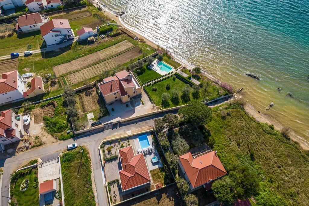 普利拉卡Villa Mattina, with heated pool and jacuzzi的水边房子的空中景观