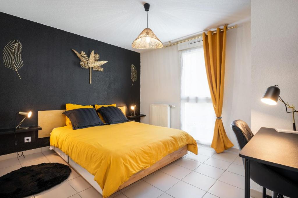 安纳马斯Pure Gold - Casa Vostra - Annemasse Proche Chateau Rouge的一间卧室设有黄色的床和黑色的墙壁
