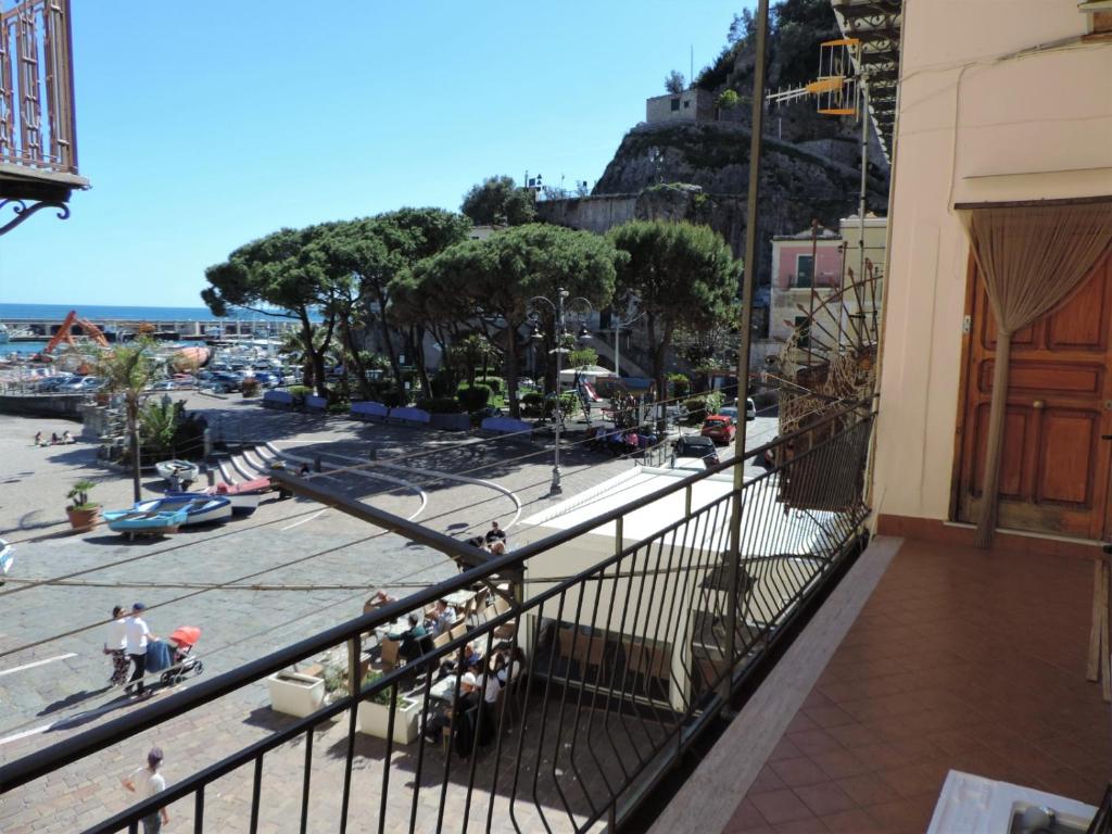 切塔拉Casa vacanze "Il Baffo e il Mare"的享有海滩景色的建筑阳台