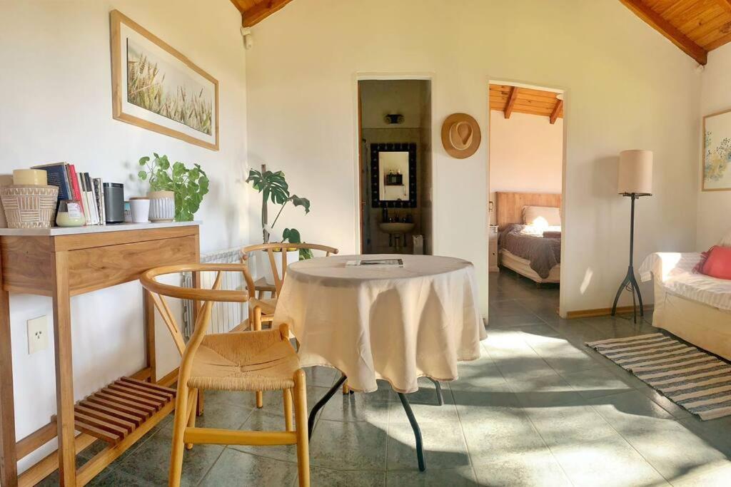 圣卡洛斯-德巴里洛切Casa La Quinta - Tiny House的客厅配有桌椅和1张床