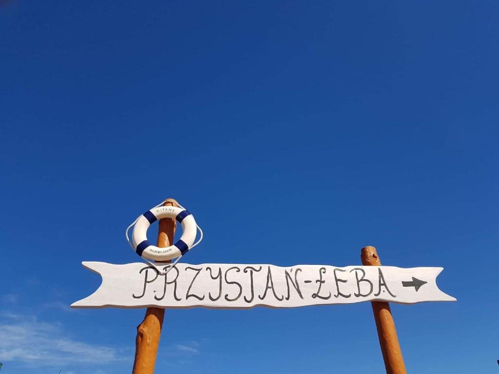 韦巴Przystań的海滩标志,带救生员