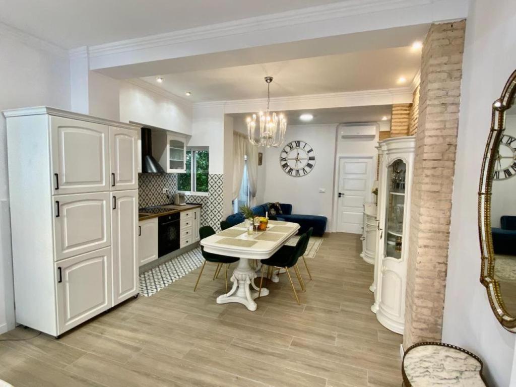 瓦伦西亚Marin Beach Apartment Malvarrosa的厨房以及带白色桌椅的起居室。