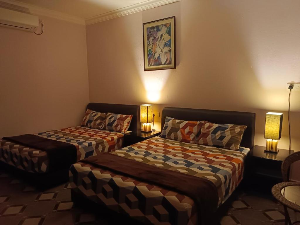 珍南海滩Alfa Roomstay的酒店客房,设有两张床和一张沙发