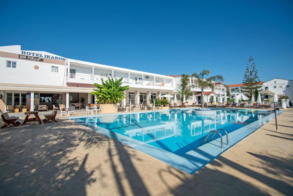 拉加纳斯伊卡洛斯酒店的酒店前方的大型游泳池