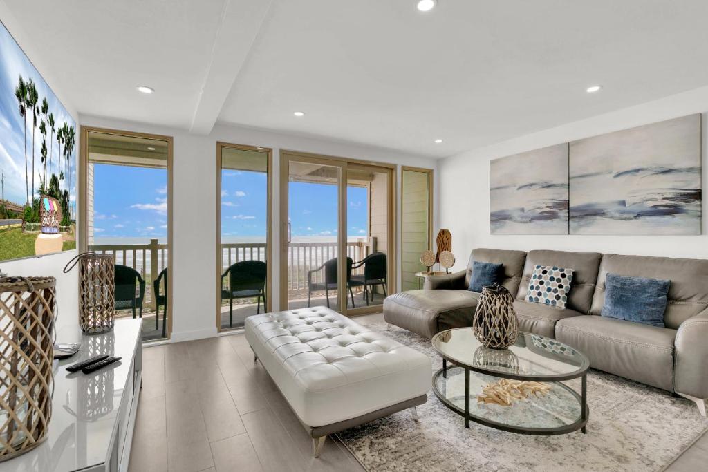 南帕诸岛Spectacular Ocean-View Condo in Beachfront Resort的客厅配有沙发和桌子