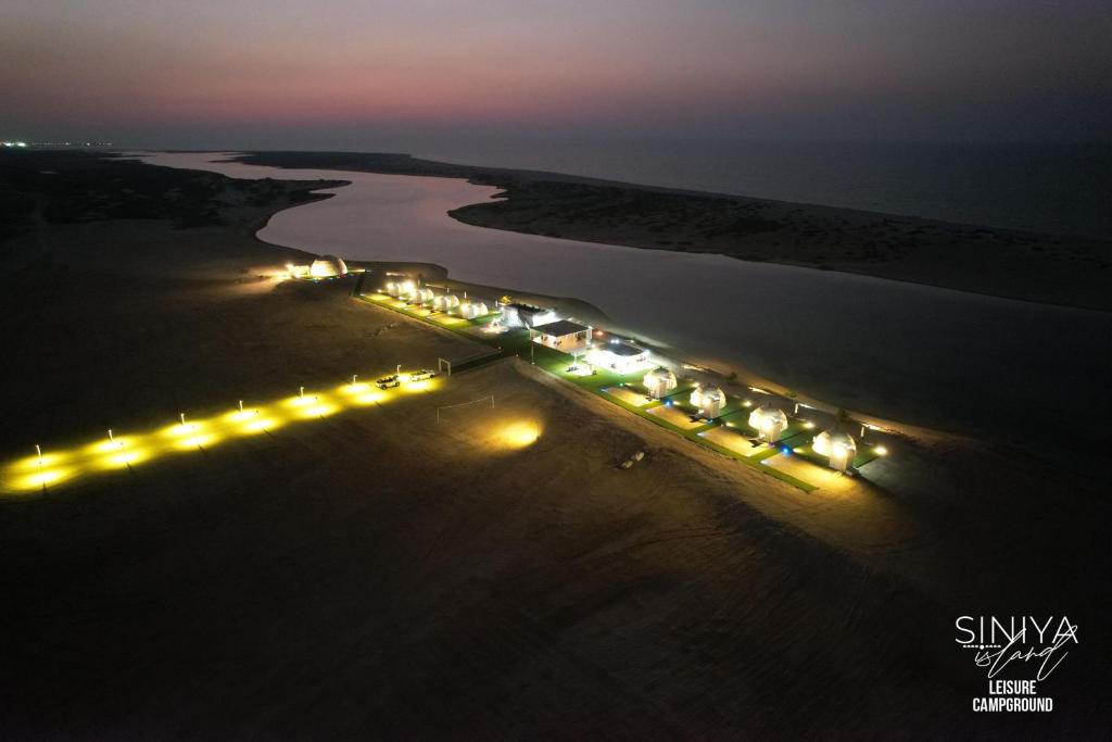 乌姆盖万Palette Siniya Island Resorts的夜晚的空中河景,灯光