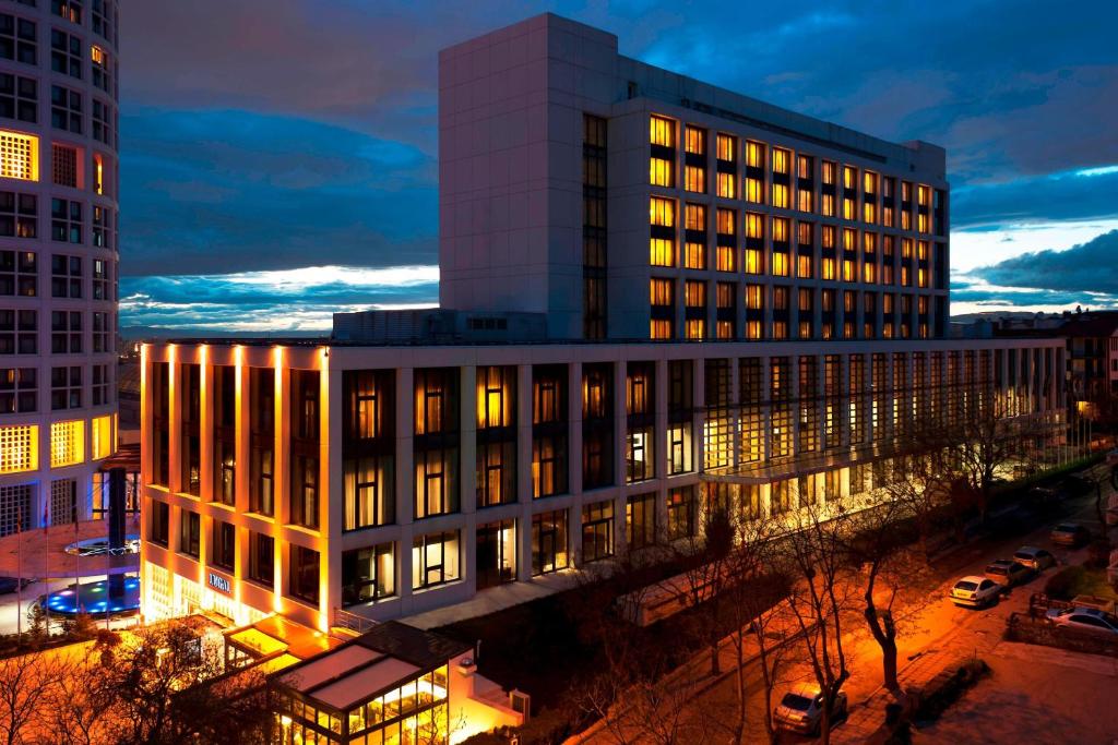 安卡拉卢戈喜达屋豪华精选酒店的城市的一座建筑,晚上有灯光
