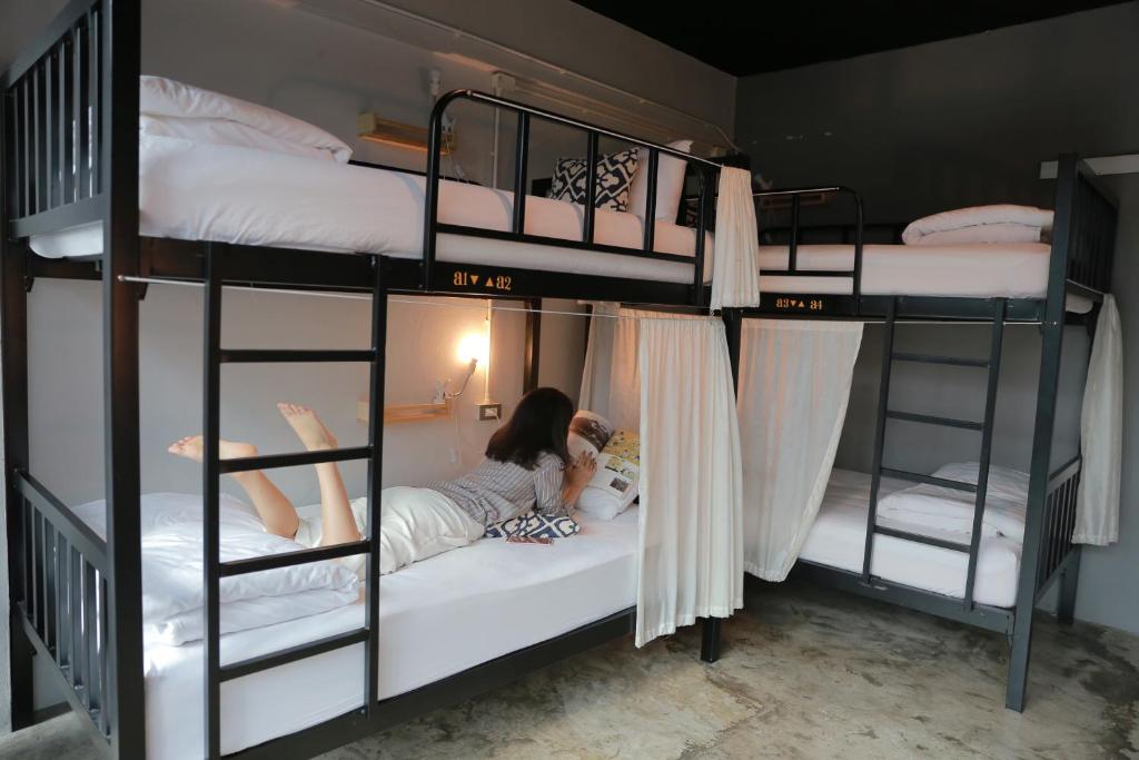 Jeune Hostel Chiang Mai客房内的一张或多张双层床