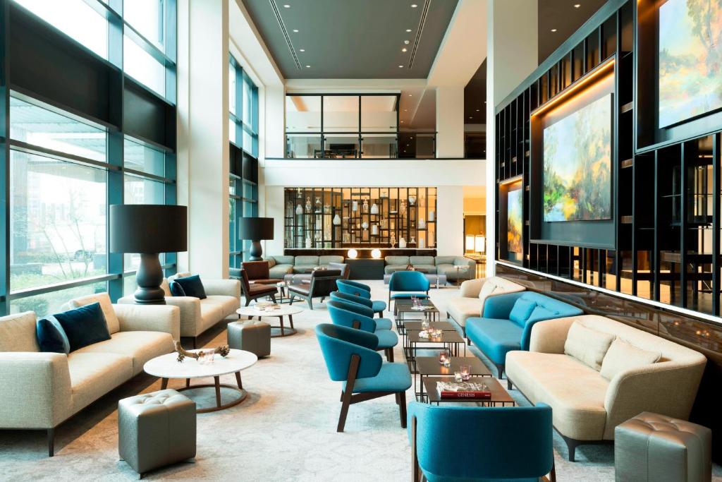 海牙海牙万豪酒店的大堂配有沙发、椅子和桌子