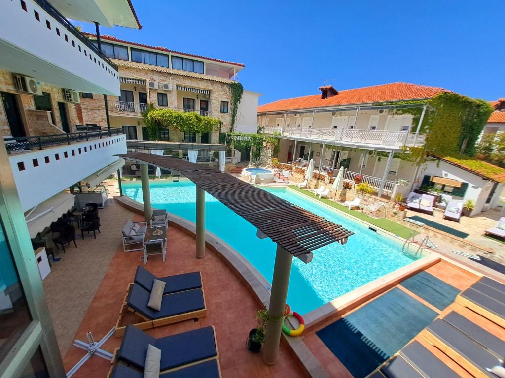 佩科霍里Philoxenia Hotel & Villas的从酒店阳台可欣赏到游泳池的景色