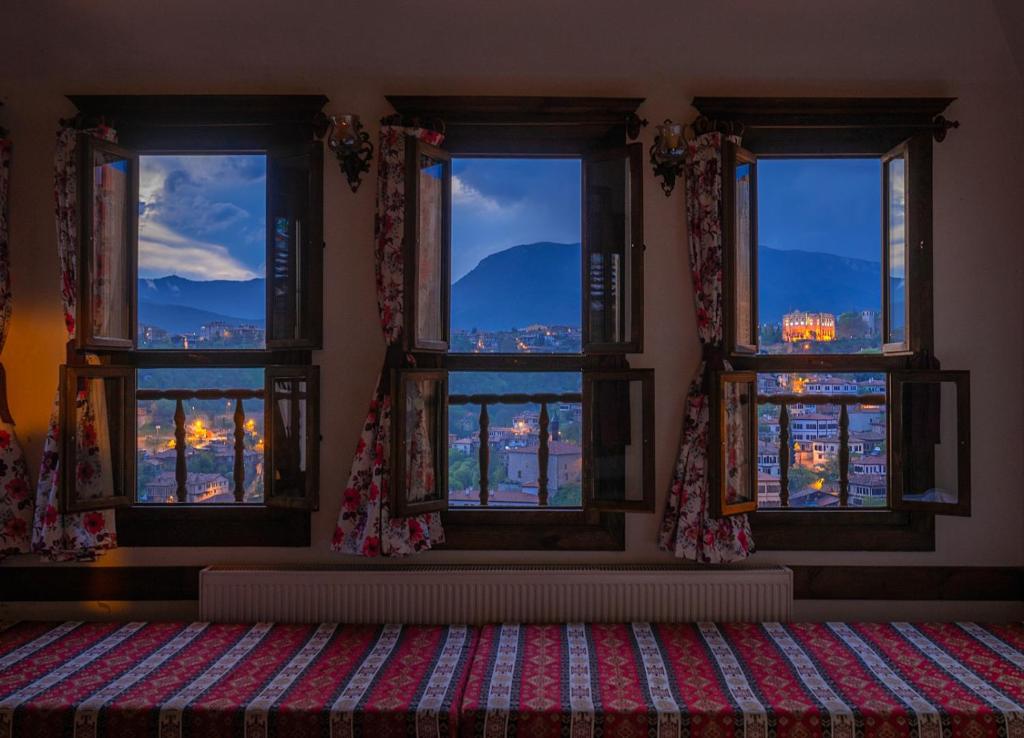 番红花城Gunes Konak Otel Safranbolu的客房设有3扇窗户,享有城市美景。