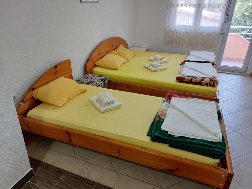 斯塔多伊兰Vila Marija - Teo的配有黄色床单的客房内的两张床