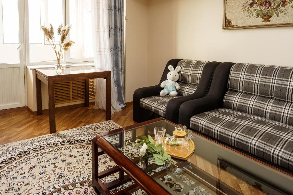 阿拉木图Золотой квадрат 60 кв2的带沙发和泰迪熊的客厅