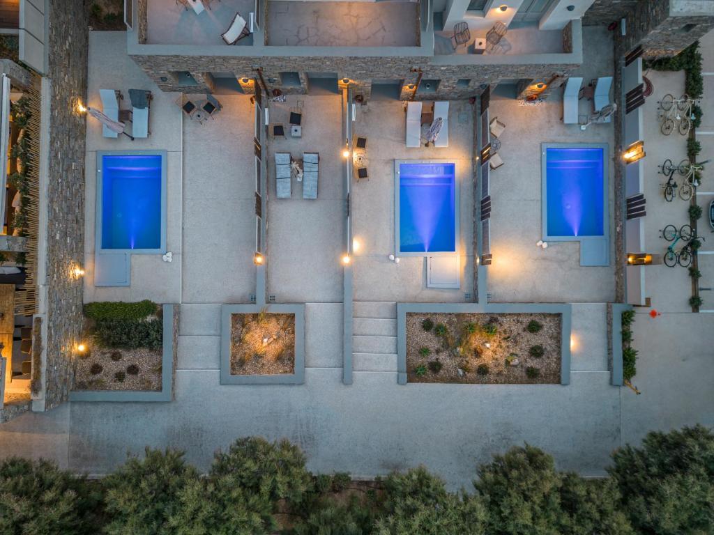 纳乌萨Paros Comfy Suites的享有蓝色灯光建筑的顶部景色