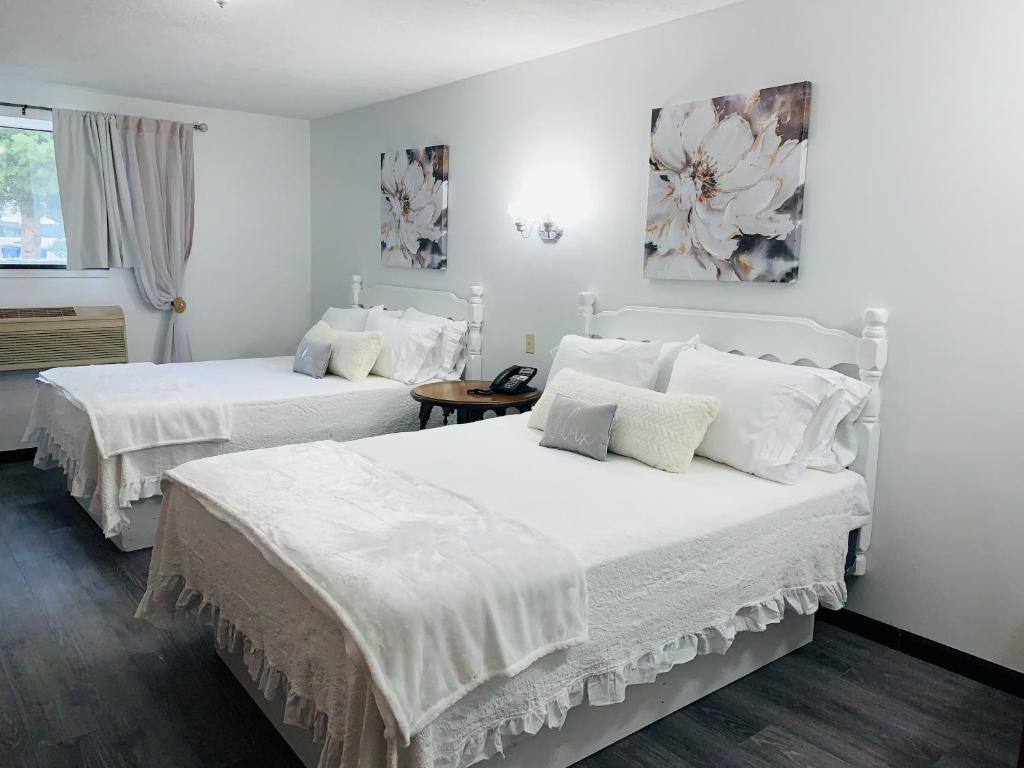 Marble HillEC Reed's Mercantile and Hotel的白色卧室配有2张带白色床单的床
