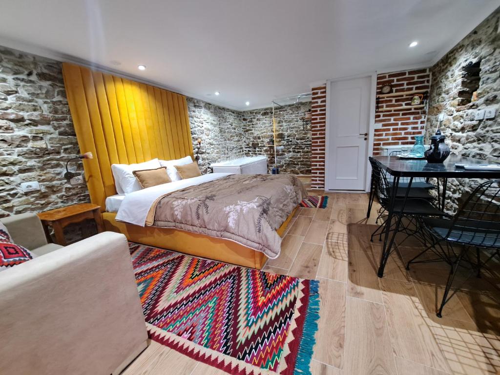 吉诺卡斯特"Villa 70" Guesthouse的卧室配有一张床和一张桌子