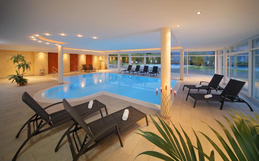 蒂鲁罗Hotel Garni Herz的一座带椅子的大型游泳池