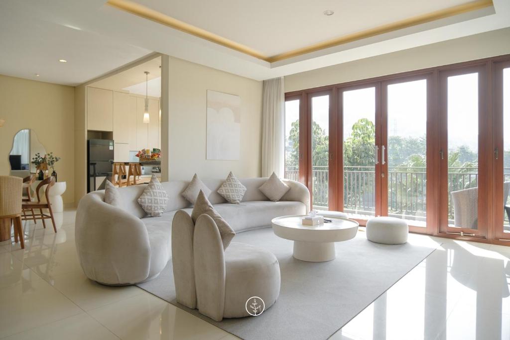 万隆Elok Villa 4 bedroom with a private pool的客厅配有沙发和桌子