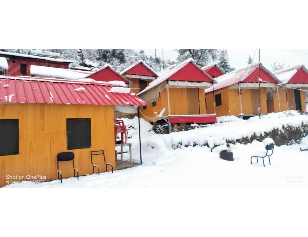 乔斯希马特Shivalik Camping & Cottage, Joshimath的雪中一排房子