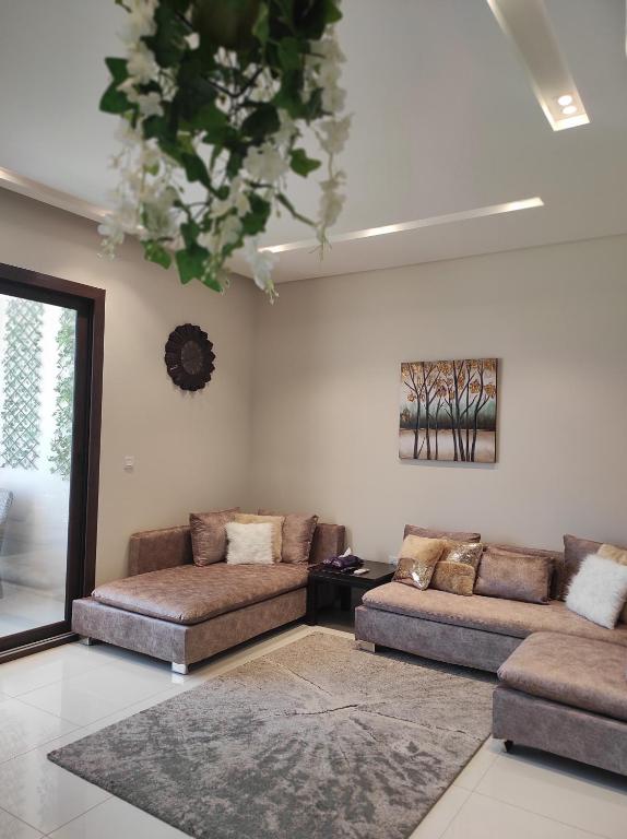 塞拉莱Segal Salalah-Forest Island-Hawana的客厅配有两张沙发和一个吊灯。