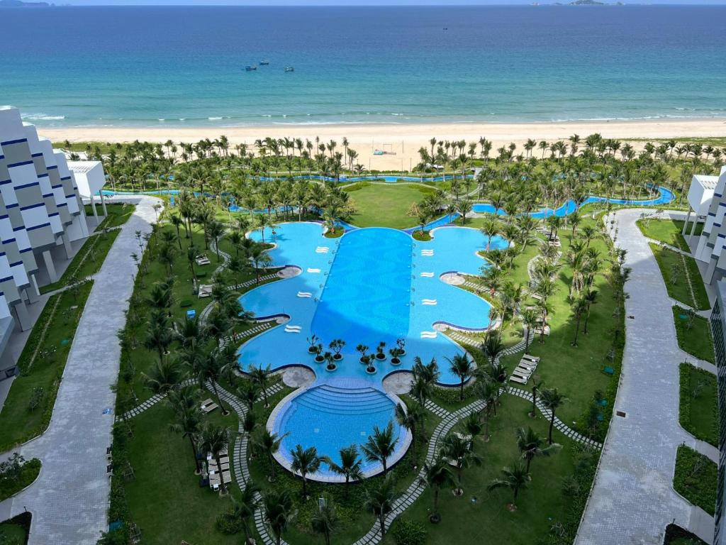 金兰市The Arena Cam Ranh Beach Front的享有度假胜地的空中景致,以海滩为背景