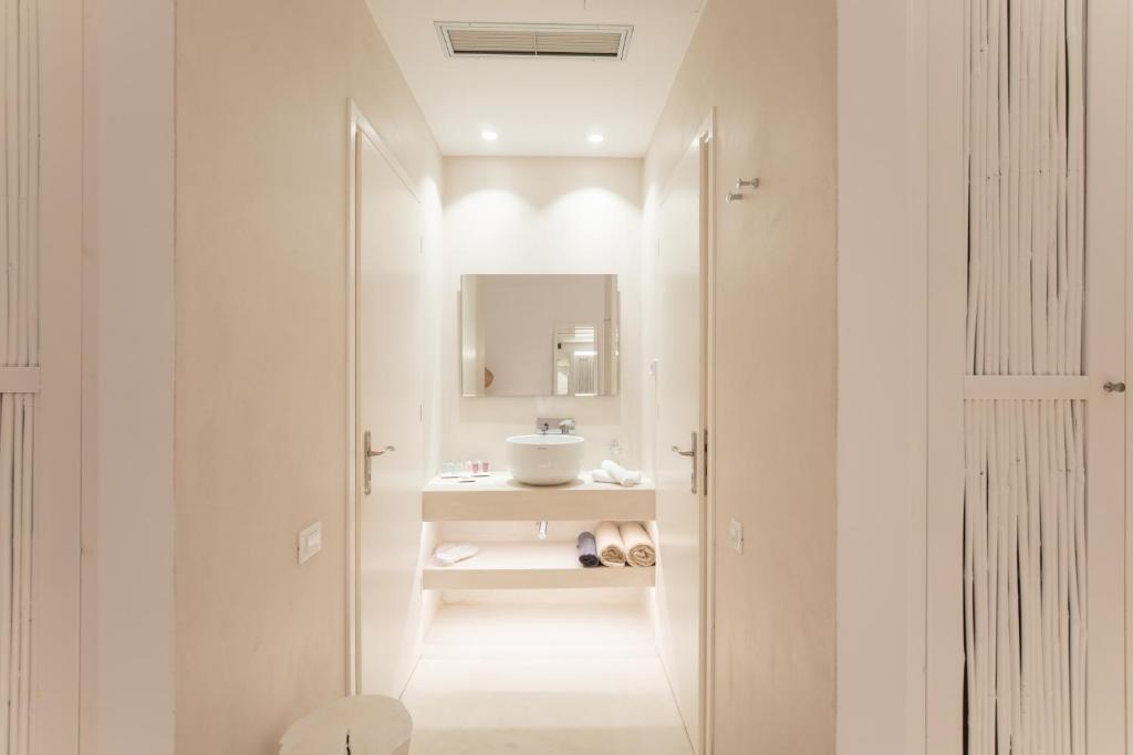 超级天堂海滩The Ammonite Resort的白色的浴室设有水槽和镜子