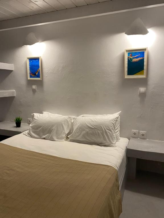 安坡里奥圣托里尼Villaggio One的一间卧室配有带白色床单和枕头的床。