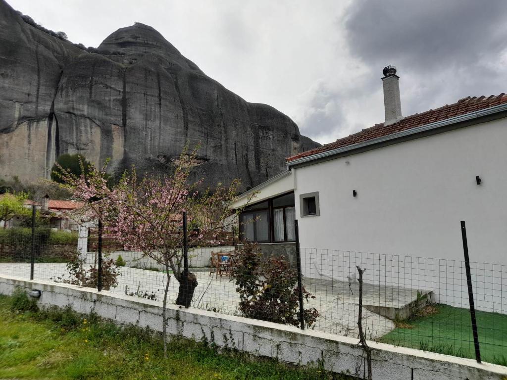 卡斯特拉基翁Paradise of Meteora A的一座白楼,背景是一座山