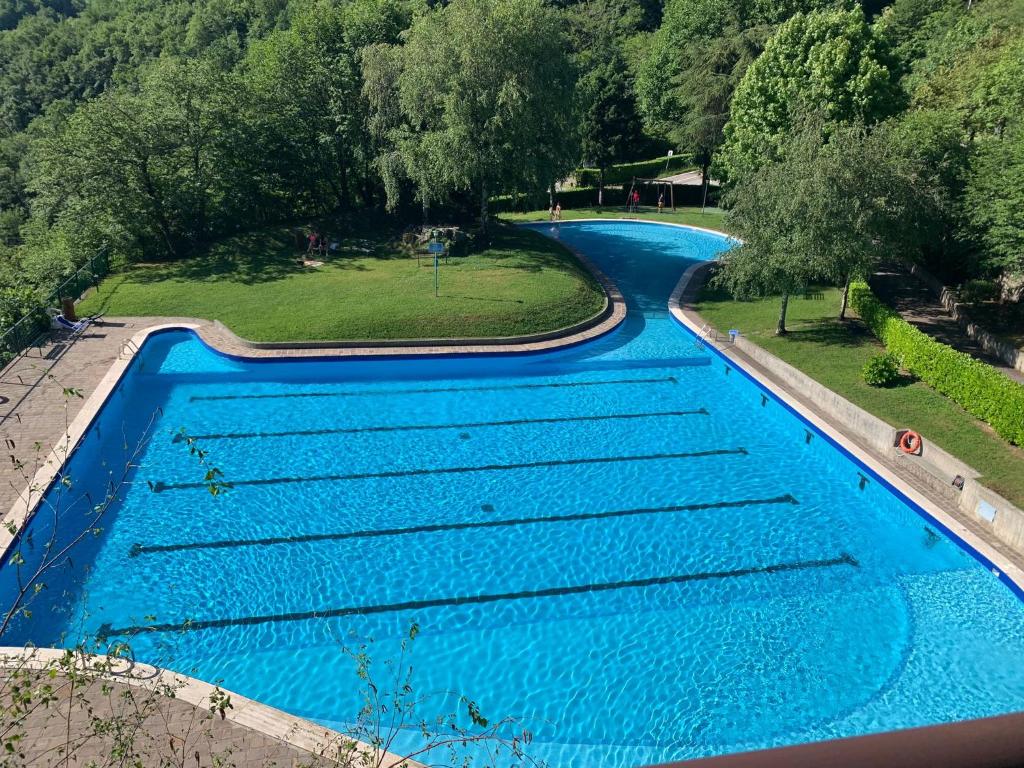 瓦尔博若纳Appartamento OUT OF TIME的享有蓝色海水游泳池的上方景色