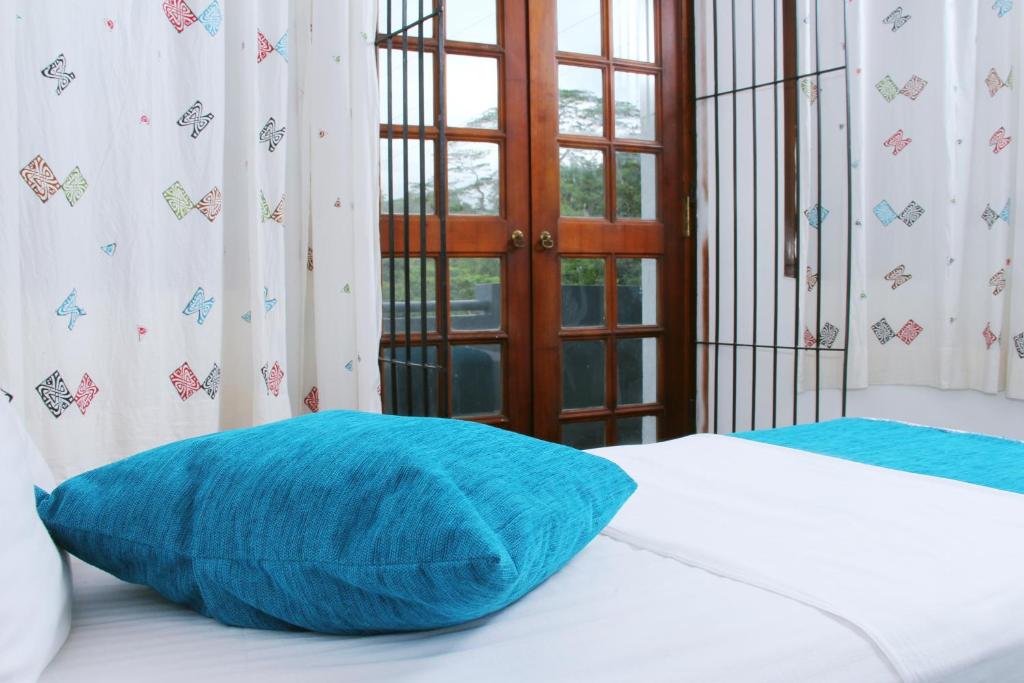 康提伯特利小憩民宿的床上的蓝色枕头