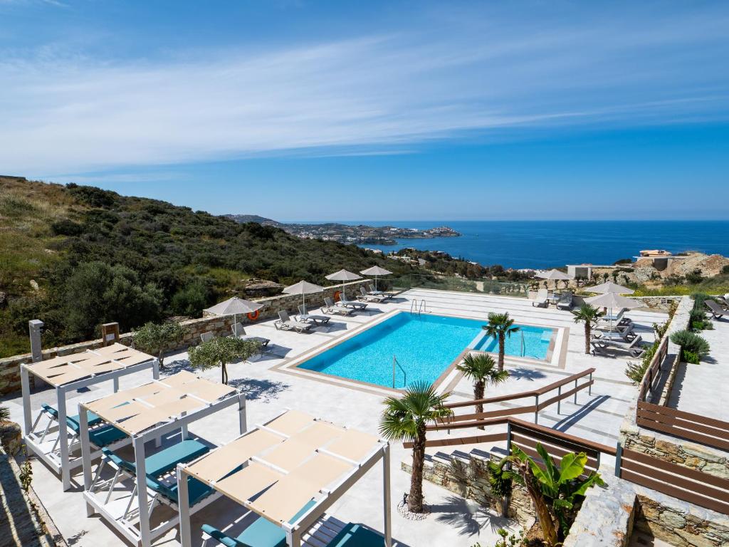 阿齐亚佩拉加Spiros-Soula Thematic Suites的享有游泳池和海洋的空中景致