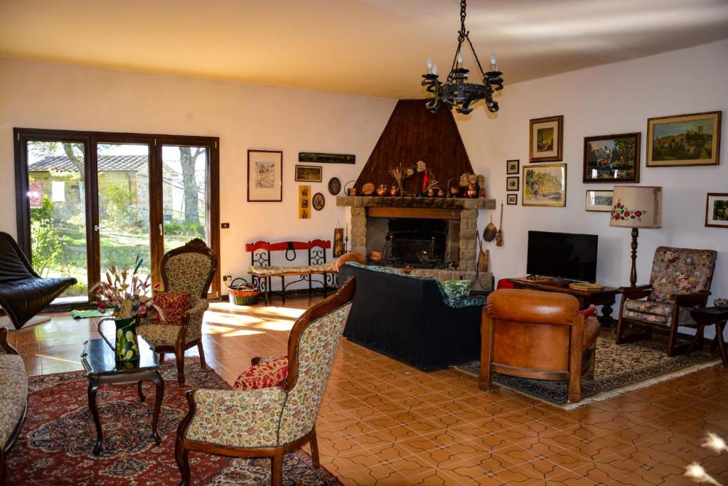 塞尔苏里格La Casa di Cesarina的客厅配有家具和壁炉