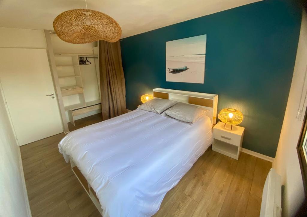 比斯卡罗斯Blue ocean的一间卧室设有一张蓝色墙壁的大床