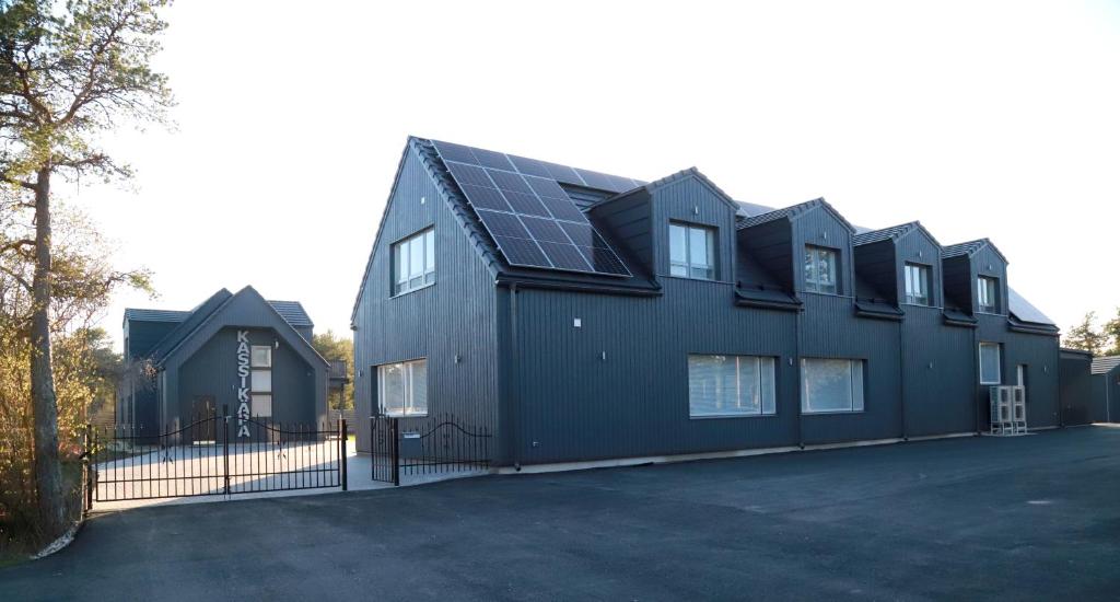 哈普萨卢Kassikäpa villa的旁边设有太阳能电池板的房子