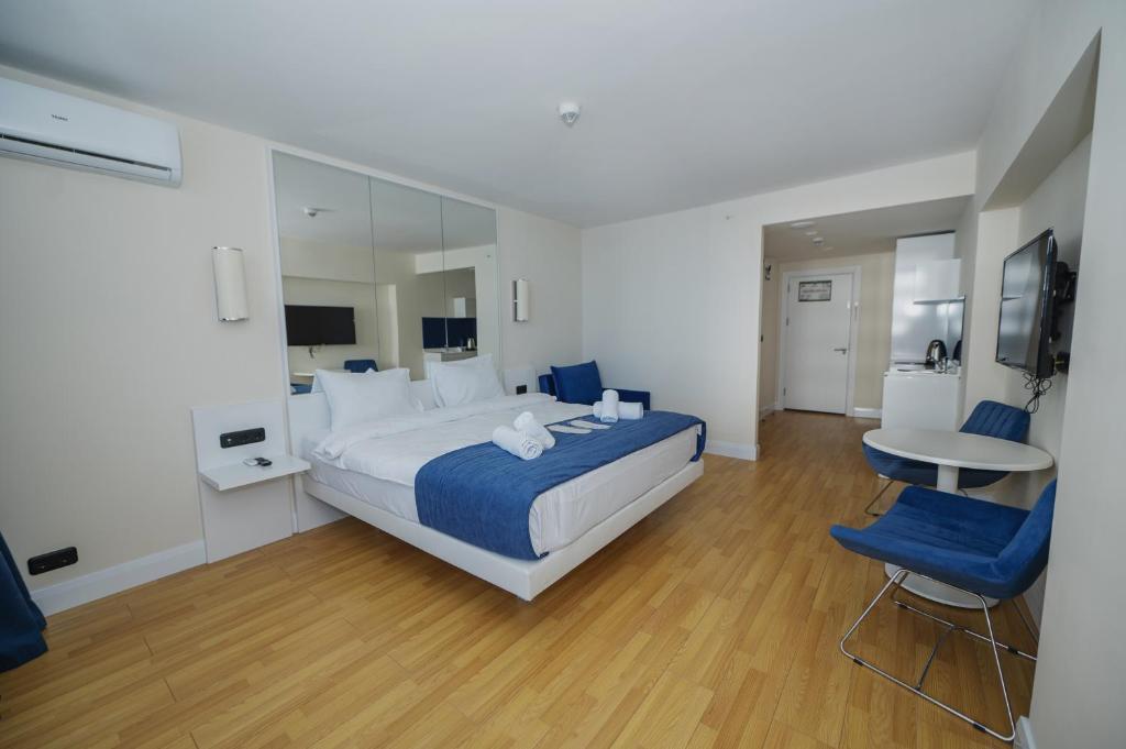 巴统ORBi CITY TOWERS的一间卧室配有一张大床和一张桌子及椅子