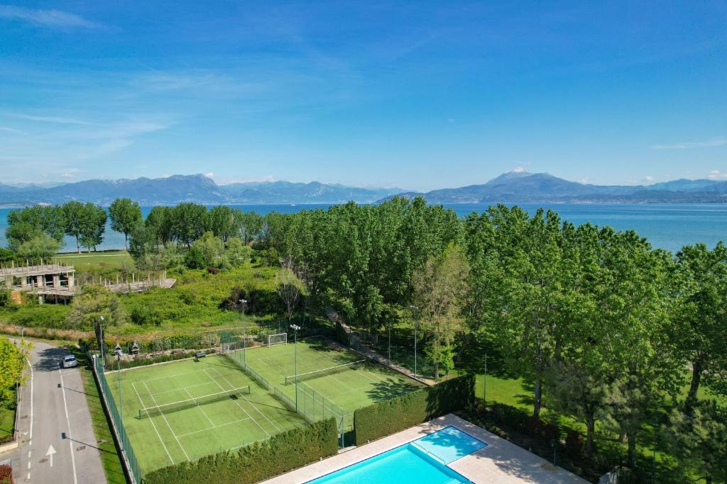西尔米奥奈Acquarius Resort Sirmione - MGH的网球场空中景色,设有网球拍