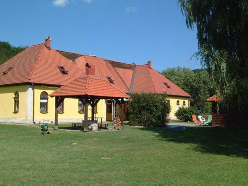 KisecsetKisecset-vendégház的红色屋顶的大型黄色房屋