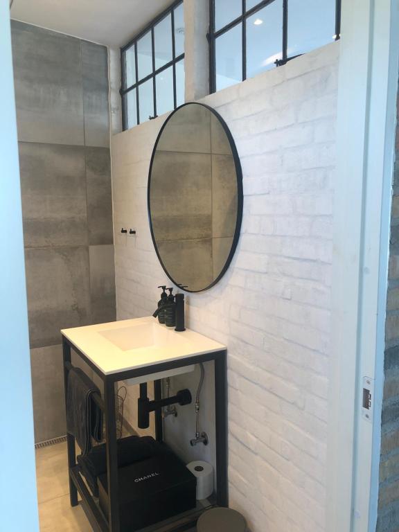 GuldborgHideaway Engvej的浴室设有水槽和墙上的镜子
