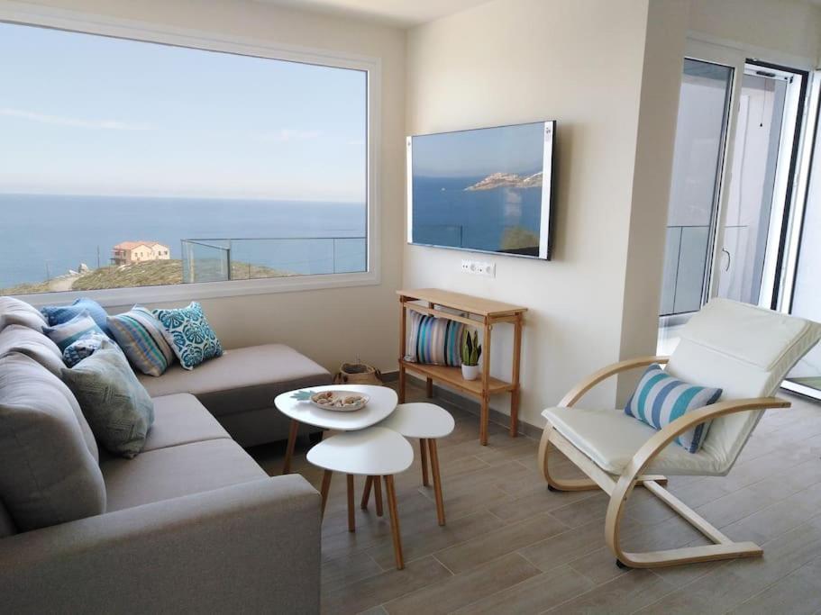 利加里亚Chatzidakis Apartment/Inspiration harmony的带沙发、椅子和窗户的客厅