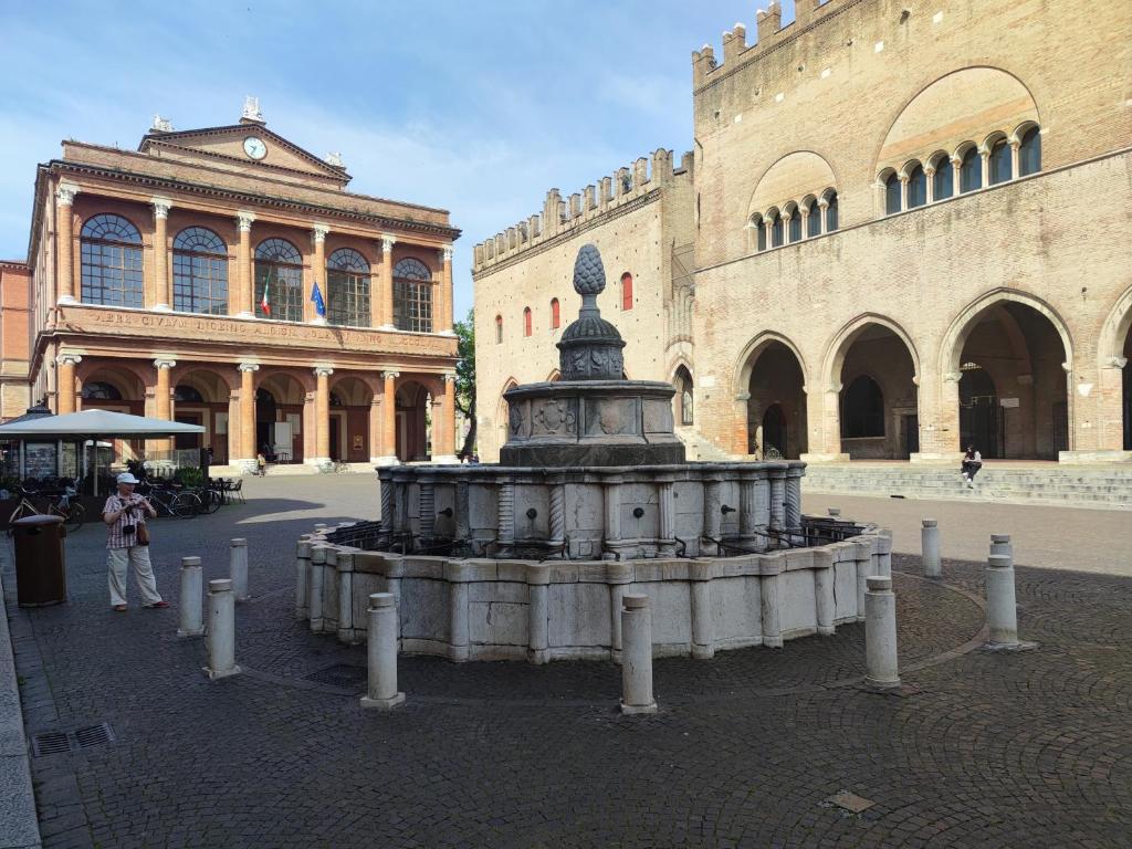 里米尼A CASA CAVOUR centro storico Rimini di fronte al Teatro Galli的站在建筑物喷泉前的人