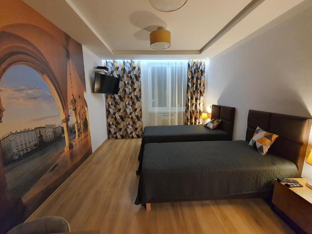 克拉科夫Komfortowo i cicho - Apartament的一间卧室配有一张床,并在一间客房内配有电视。