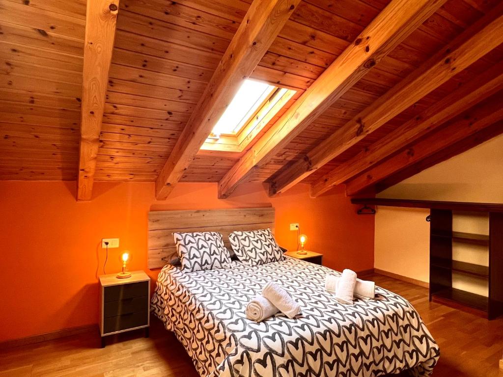 阿尔特伦Apartament d'Àssua的阁楼上的卧室配有一张大床