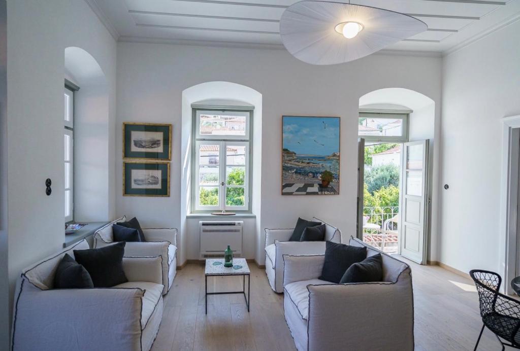 伊兹拉Livin Hydra Private Collection Suite 3的客厅配有白色家具和窗户。