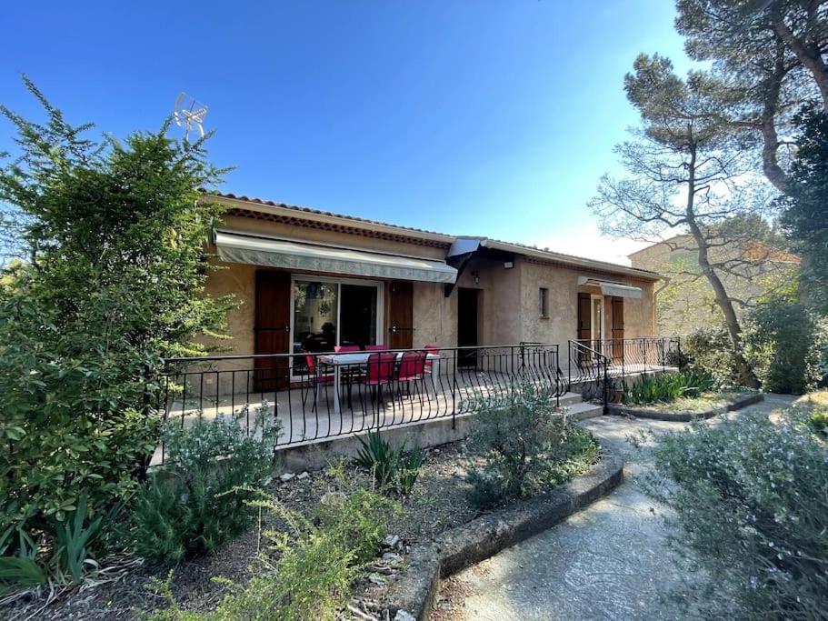 布克贝莱尔Villa Terres Blanches à 10 min d'Aix-en-Provence的房屋设有带桌椅的阳台